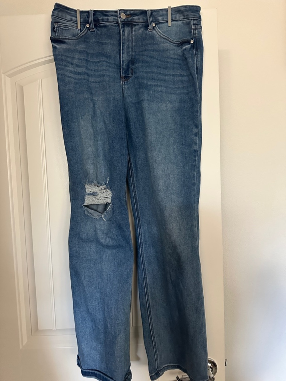 Judy Blue Medium Blue Flare Jeans with Distressed Knee 90s straight size 13/31